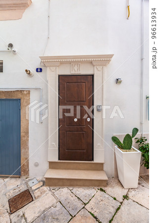 View of the old town of Martina Franca with a beautiful houses painted in white. 96613934