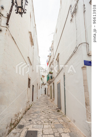 View of the old town of Martina Franca with a beautiful houses painted in white. View of the old town of Martina Franca with a beautiful houses painted in white. 96613938