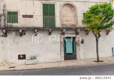 View of the old town of Martina Franca with a beautiful houses painted in white. 96613945