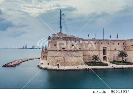 Aragonese Castle of Taranto and revolving bridge on the channel between Big and Small sea. Puglia, Italy. Aragonese Castle of Taranto and revolving bridge on the channel between Big and Small sea. Puglia, Italy. 96613954