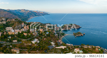 Panoramic aerial view of Isola Bella island and beach in Taormina. Giardini-Naxos bay, Ionian sea coast, Taormina, Sicily, Italy Panoramic aerial view of Isola Bella island and beach in Taormina. Giardini-Naxos bay, Ionian sea coast, Taormina, Sicily, Italy 96614181