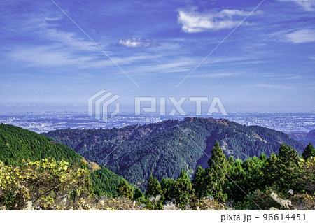 東京都 明治の森高尾国定公園 小仏城山の山頂 高尾山と都心方面の眺め 晩秋 東京都 明治の森高尾国定公園 小仏城山の山頂 高尾山と都心方面の眺め 晩秋 96614451