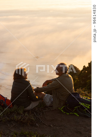 Fond hikers at sunset Fond hikers at sunset 96614830