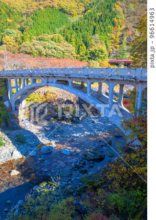 渡良瀬橋　渡良瀬川　日光足尾　秋の風景　 96614963