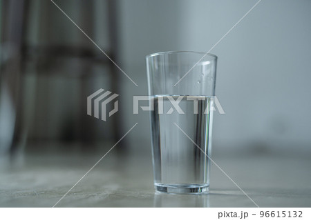 グラスの水 グラスの水 96615132