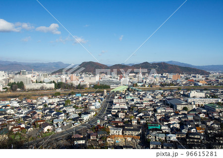 秋深まる福島市街 96615281