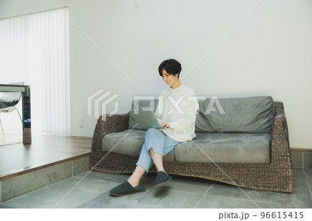 パソコンを見る女性 96615415