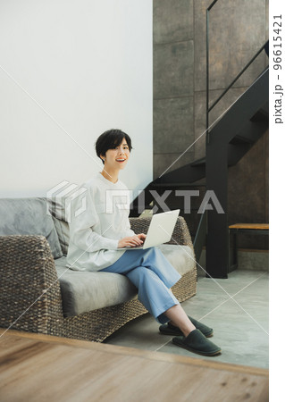 パソコンを見る女性 パソコンを見る女性 96615421