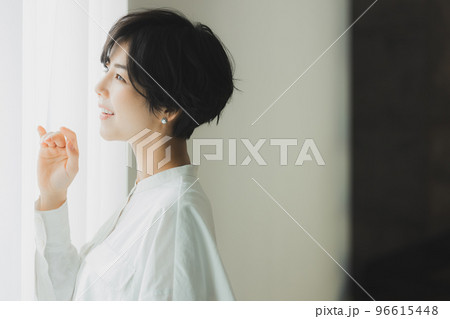 窓辺の女性 96615448