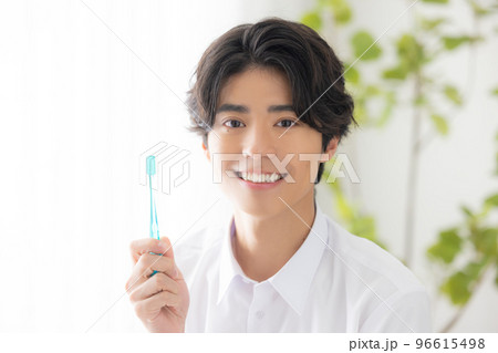 歯磨きする男性 96615498
