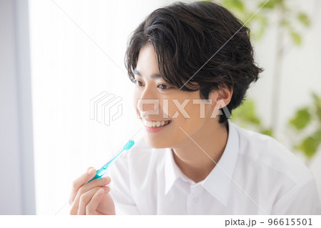 歯磨きする男性 96615501