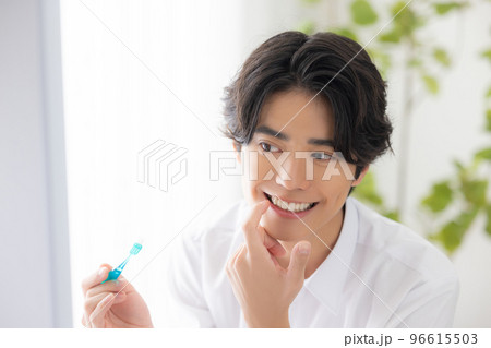 歯磨きする男性 96615503