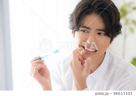 歯磨きする男性 歯磨きする男性 96615505