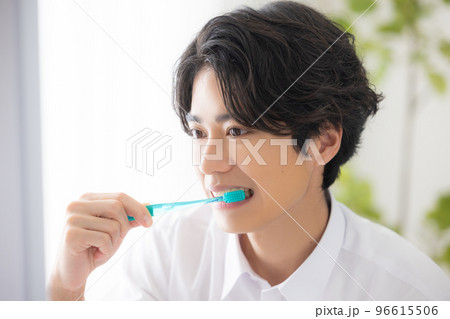 歯磨きする男性 歯磨きする男性 96615506