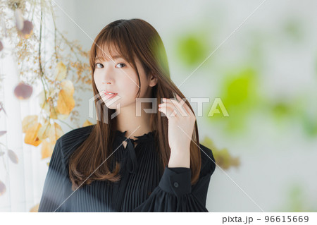窓辺の女性　 96615669