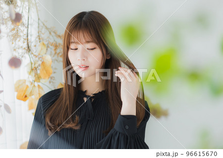 窓辺の女性　 96615670