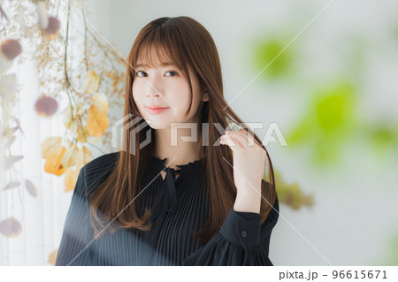 窓辺の女性　 96615671