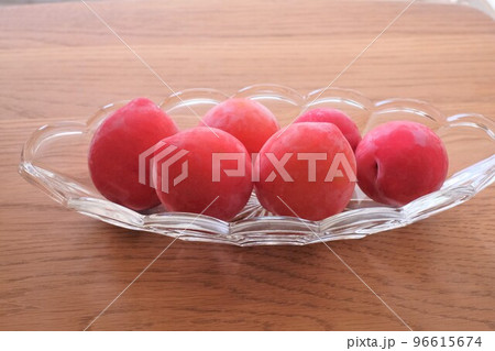 ガラス皿に乗ったプラム 96615674