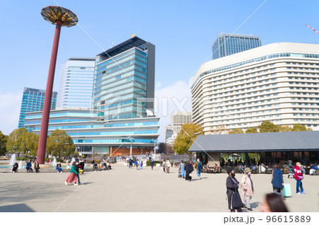 【大阪府】3月・梅の花の見学に大阪城公園駅から大阪城公園へ向かう観光客 96615889
