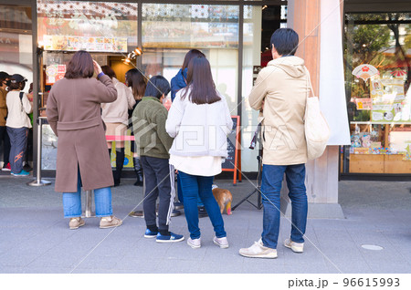 【大阪府】3月・大阪城公園前広場の飲食店街 96615993