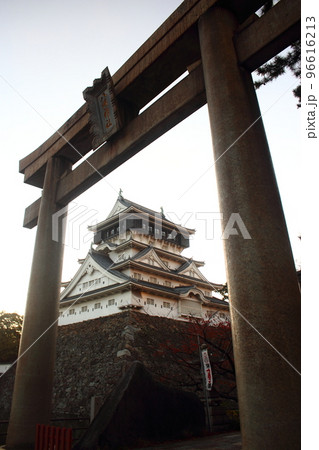 八坂神社の鳥居と小倉城 八坂神社の鳥居と小倉城 96616213