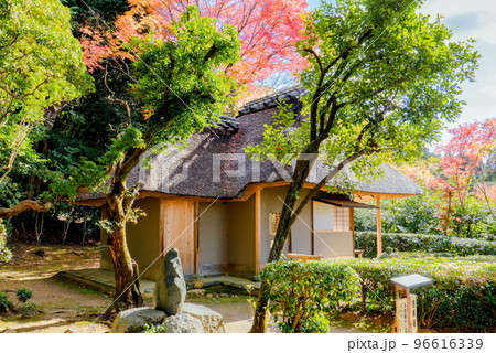 秋の芭蕉庵 96616339