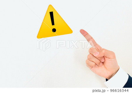 注意を呼びかける男性 間違いポイント 96616344