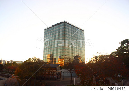 北九州市役所に小倉城が写る 北九州市役所に小倉城が写る 96616432