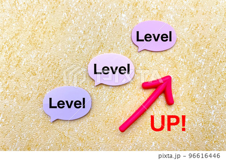 レベルアップの文字と矢印 上がるイメージ 96616446