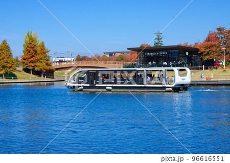 スターバックスと遊覧船　富岩運河環水公園 96616551