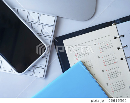 カレンダー、手帳、パソコン、スマホのビジネスイメージ  96616562