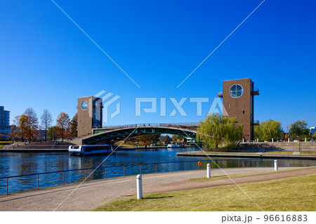 天文橋と水面に映える景観　富岩運河環水公園 96616883