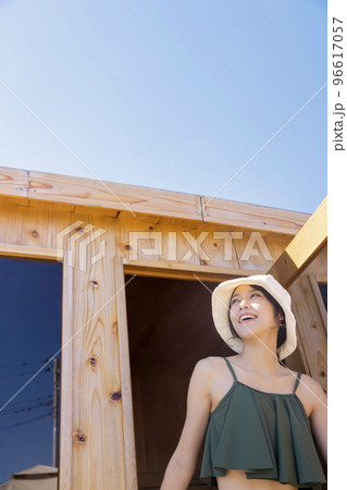 キャンプ場の屋外サウナから出る若い女性　キャビンスタイルサウナ　フィンランド式屋外サウナ 96617057