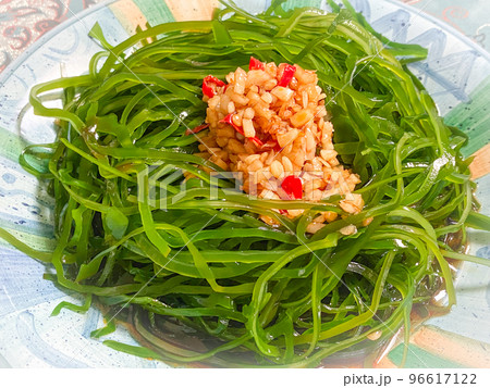 中国料理の前菜・凉拌海帯絲(昆布のピリ辛中華和え) 中国料理の前菜・凉拌海帯絲(昆布のピリ辛中華和え) 96617122