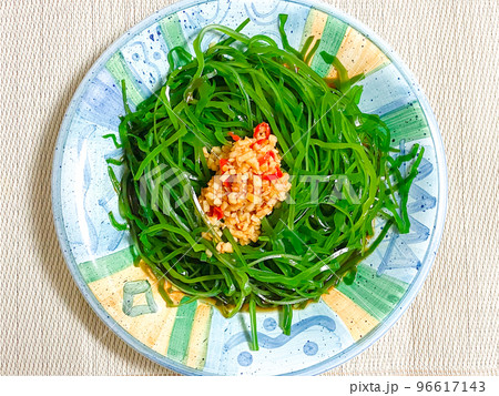 中国料理の前菜・凉拌海帯絲(昆布のピリ辛中華和え) 中国料理の前菜・凉拌海帯絲(昆布のピリ辛中華和え) 96617143