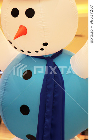 ショッピングセンターロビーの子供たち大喜びクリスマス＆正月ディスプレー 96617207