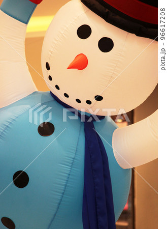 ショッピングセンターロビーの子供たち大喜びクリスマス＆正月ディスプレー 96617208