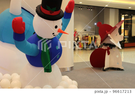 ショッピングセンターロビーの子供たち大喜びクリスマス&正月ディスプレー ショッピングセンターロビーの子供たち大喜びクリスマス&正月ディスプレー 96617213