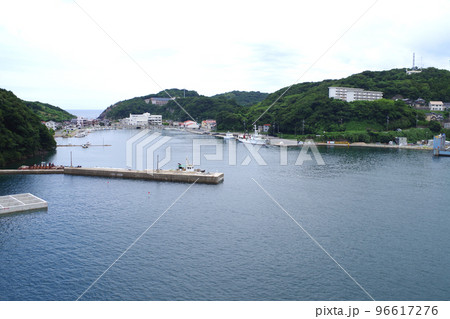 マリン大橋から眺めた瀬戸ヶ島の漁港の景色 96617276