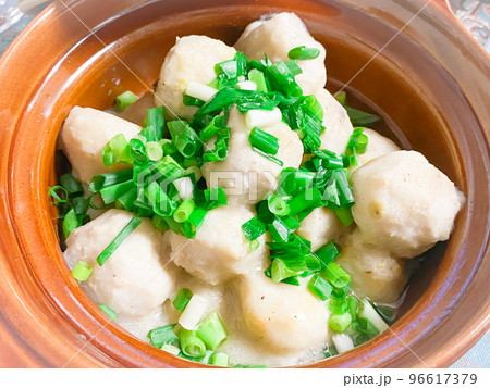 中国家庭料理・葱油芋艿煲(里芋の葱ソース土鍋煮) 中国家庭料理・葱油芋艿煲(里芋の葱ソース土鍋煮) 96617379