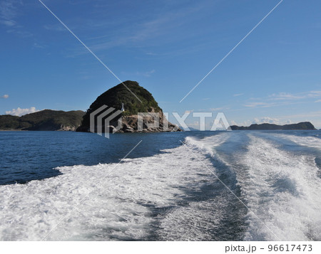 上関町・祝島へ航海&観光(鼻繰島と灯台を船から眺める) 96617473