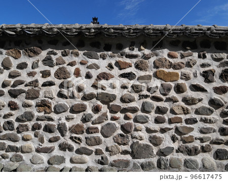 上関町・祝島へ航海&観光(石積みされ、漆喰壁の練塀) 96617475