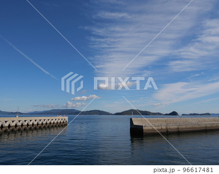 上関町・祝島へ航海&観光(祝島の波止場から本土を見る) 96617481