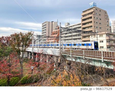 東京板橋・高島平駅を出る都営地下鉄6500形電車 東京板橋・高島平駅を出る都営地下鉄6500形電車 96617529