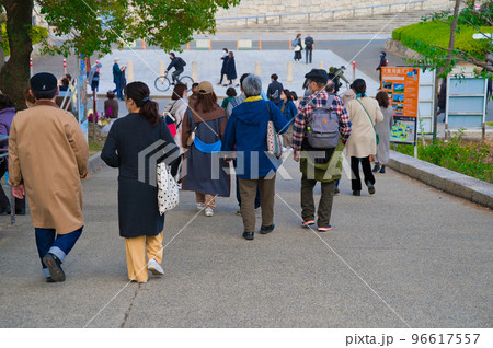 【大阪府】3月・梅の花の見学に大阪城公園駅から大阪城公園へ向かう観光客 【大阪府】3月・梅の花の見学に大阪城公園駅から大阪城公園へ向かう観光客 96617557