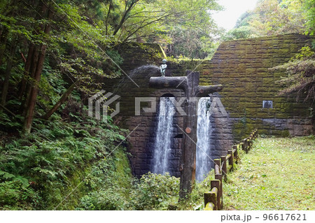 小便小僧の噴水がある赤坂沢砂防ダム／埼玉県入間郡越生町 96617621