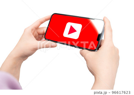 スマホで動画を再生するイメージ 96617623