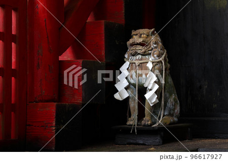 ロマンチック茨城(花園神社本殿を守る木彫りの狛犬様はキリリとしたお姿で本殿を守る。)北茨城市 ロマンチック茨城(花園神社本殿を守る木彫りの狛犬様はキリリとしたお姿で本殿を守る。)北茨城市 96617927