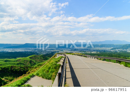 仙酔峡・阿蘇の仏舎利塔への道　(日本・阿蘇市) 96617951