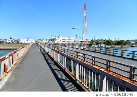 鹿本橋(鹿本人道橋)／新中川より鹿骨方面を望む(東京都江戸川区)【2022.10】 96618049